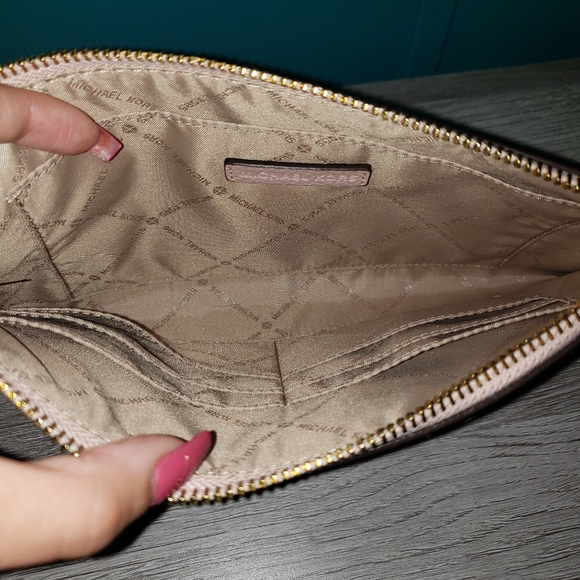 MICHAEL KORS LG DILLON TOTE & WRISLET SET - Picture 11 of 12